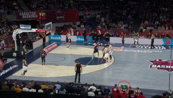 Απίστευτος οπαδός του Ολυμπιακού ύψωσε σημαία του… ΠΑΣΟΚ στο γήπεδο της Μπασκόνια (pic)