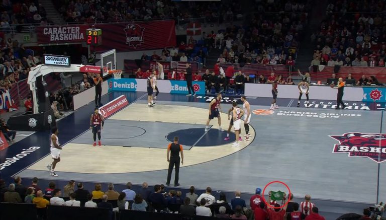 Απίστευτος οπαδός του Ολυμπιακού ύψωσε σημαία του… ΠΑΣΟΚ στο γήπεδο της Μπασκόνια (pic)