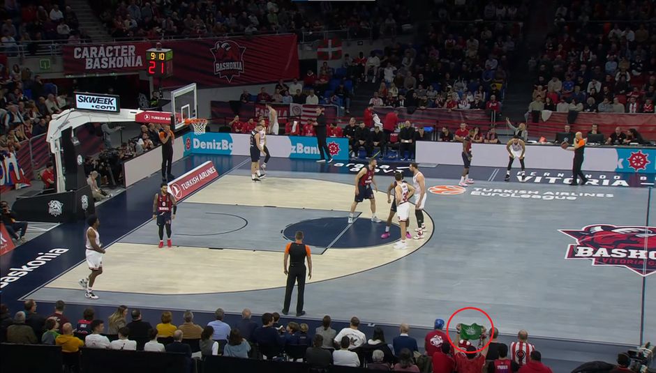 Απίστευτος οπαδός του Ολυμπιακού ύψωσε σημαία του… ΠΑΣΟΚ στο γήπεδο της Μπασκόνια (pic)