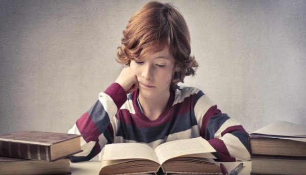 Και τώρα τι κάνουμε χωρίς «βαρβάρους»; – Τα παιδιά μαθαίνουν καλύτερα στο χαρτί, όχι στις οθόνες