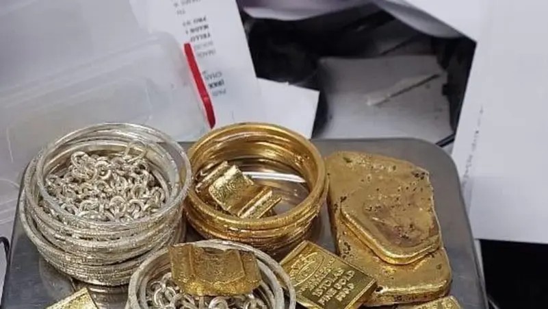Ινδία: Έπιασαν 3 επιβάτες με 4 κιλά χρυσού – Παράνομη μεταφορά από τη Σαουδική Αραβία