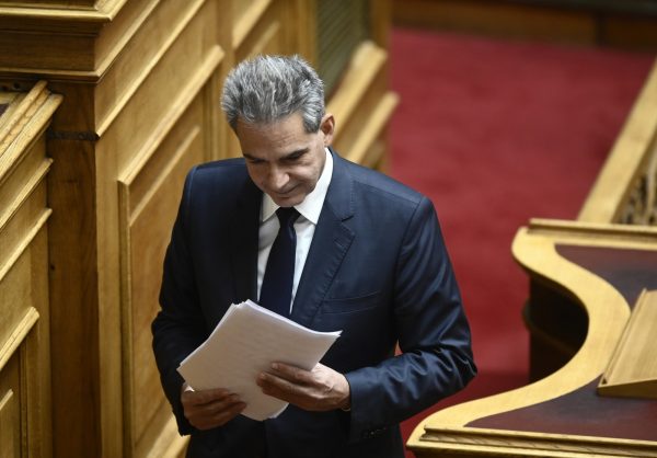 Νέα ρωγμή στη ΝΔ: Θα απέχει από την ψηφοφορία για τα ομόφυλα ο Συρίγος