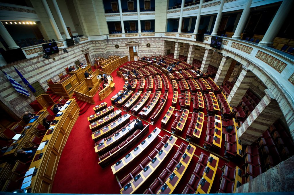 Βουλή: Πέρασαν τα μέτρα κατά της ακρίβειας και το νομοσχέδιο για την επαγγελματική εκπαίδευση