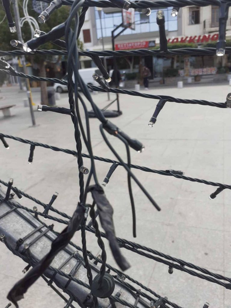 Βανδαλισμοί στο Δήμο Ρεθύμνου – Για εκτεθειμένα ηλεκτροφόρα καλώδια κάνει λόγο ο Δήμος