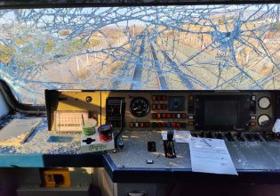 Τρένο προσέκρουσε σε κορμό δέντρου – Τραυματίστηκε μηχανοδηγός