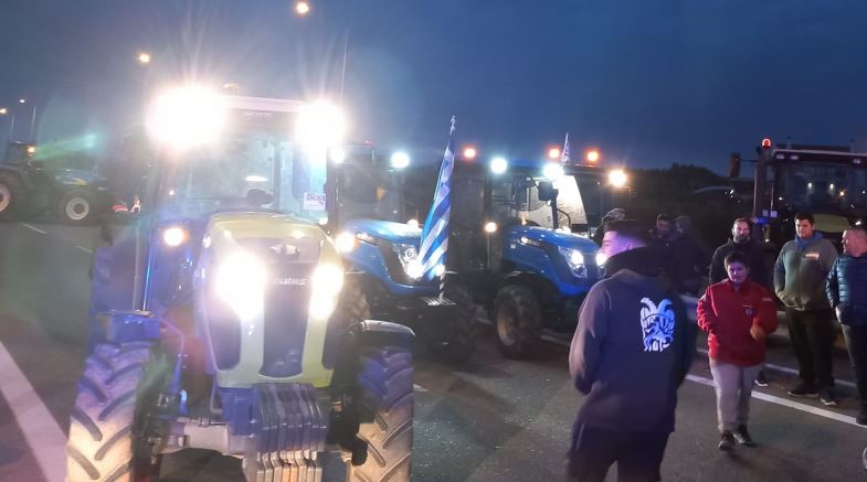 Χαλκιδική: Οι αγρότες έκλεισαν την Εθνική Οδό Θεσσαλονίκης-Μουδανιών – Την Πέμπτη κατεβαίνουν στην Agrotica