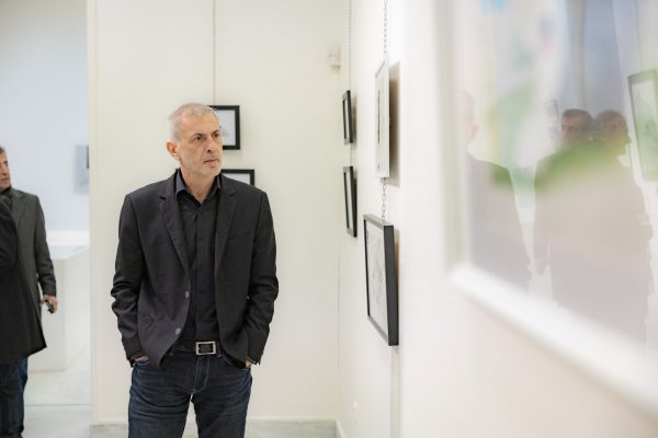 Ο Δήμαρχος Πειραιά Γιάννης Μώραλης στα εγκαίνια της έκθεσης «Διελεύσεις. Ζωγραφική του κτισμένου»