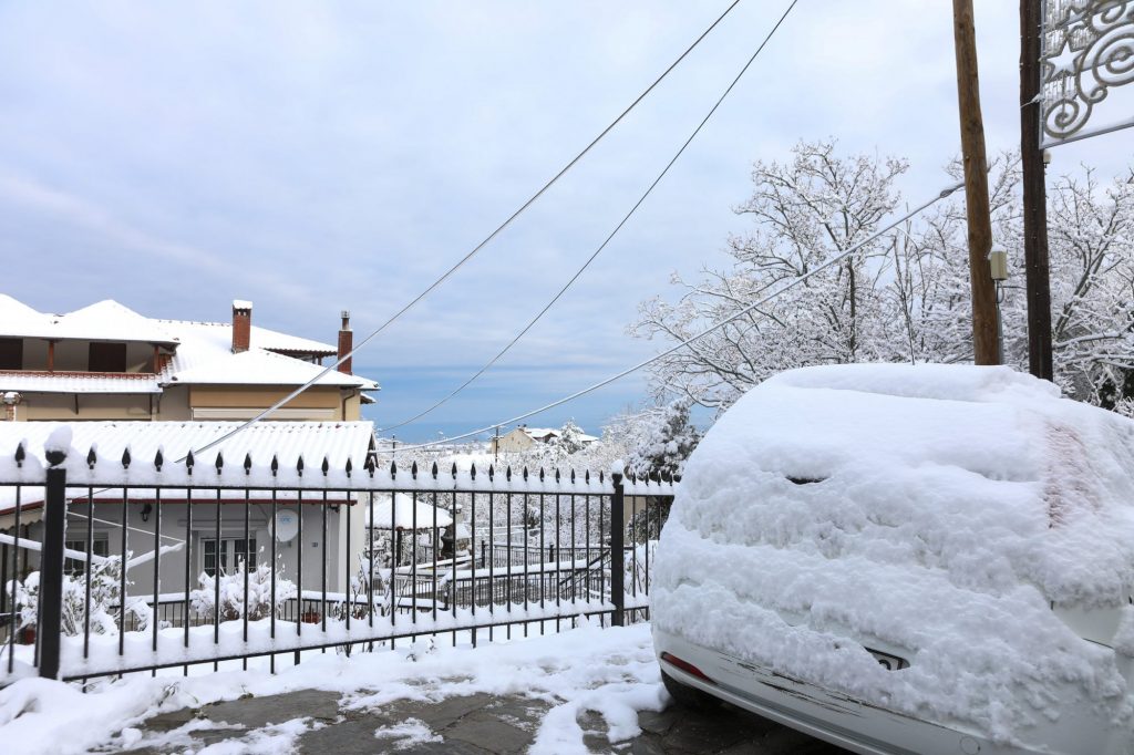 Συναγερμός για τον χιονιά: Κλειστά σχολεία και υποχρεωτικές αντιολισθητικές αλυσίδες – Όλα τα μέτρα