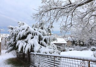 Καιρός: Τσουχτερό κρύο, με χιονοπτώσεις και καταιγίδες