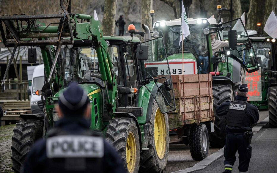 Γαλλία: Αγρότες απέκλεισαν δρόμους και πέταξαν προϊόντα – Οι κινητοποιήσεις πλησιάζουν στο Παρίσι