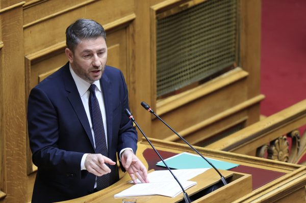 Τα δύο «Α» του ΠΑΣΟΚ: σε ποιους τομείς «κοντράρει» την κυβέρνηση