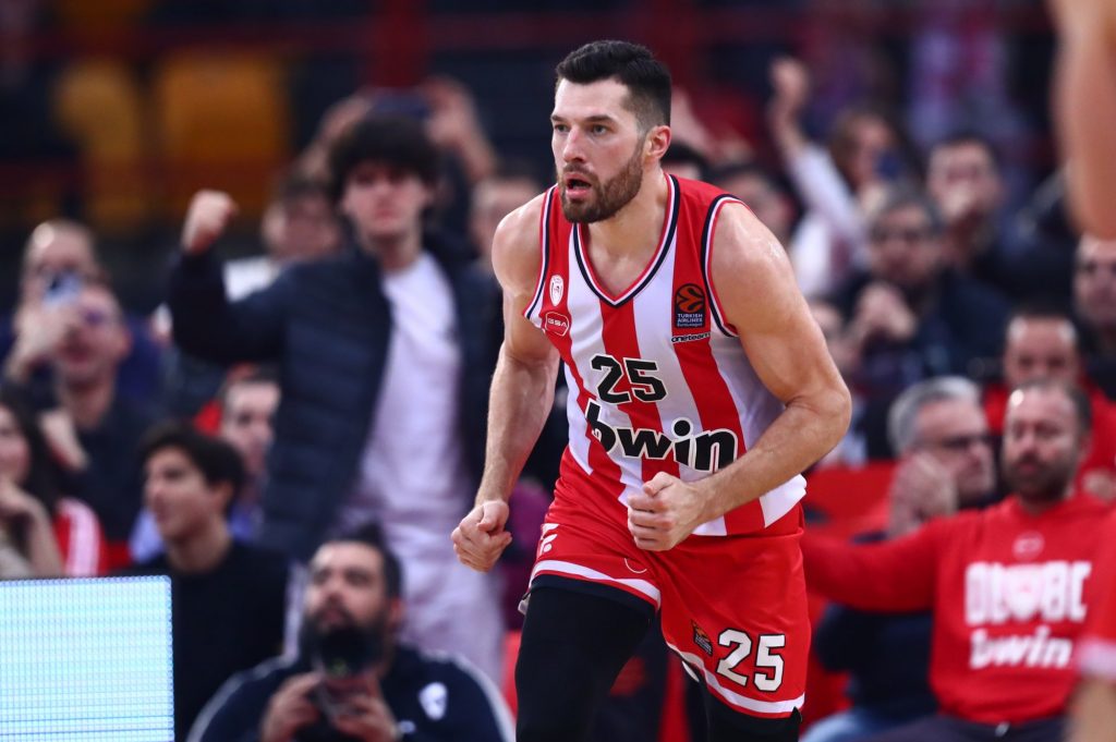 Πίτερς: «Να παίξουμε σκληρή άμυνα πάνω σε Χάουαρντ και Μονέκε»