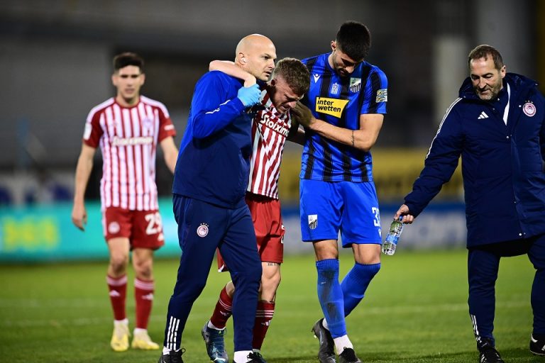 Πρόβλημα με Μπιέλ – Αποχώρησε υποβασταζόμενος από το γήπεδο (pics)