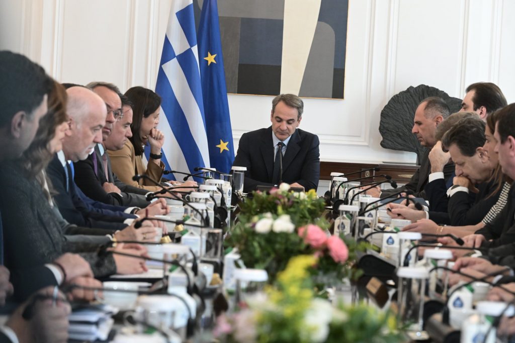 «Μύλος» στη ΝΔ για τα ομόφυλα ζευγάρια – Ο Μητσοτάκης προαναγγέλλει, οι γαλάζιοι μουδιάζουν