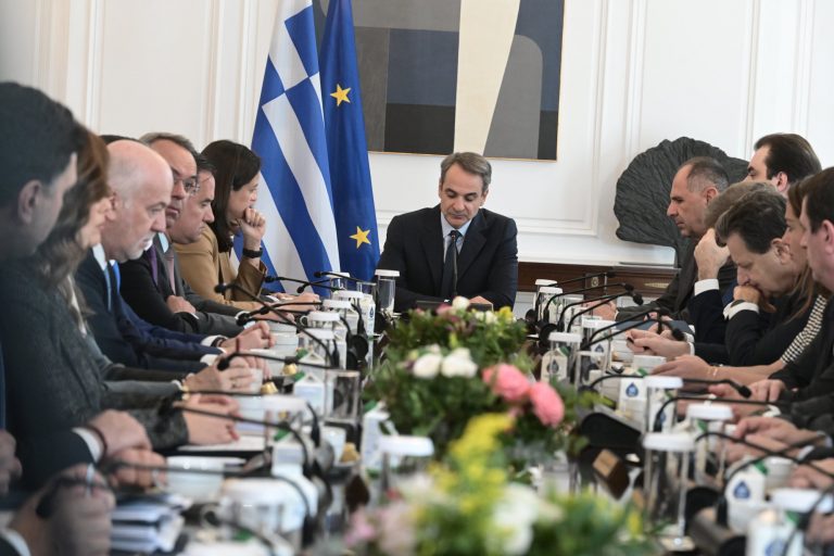 «Μύλος» στη ΝΔ για τα ομόφυλα ζευγάρια – Ο Μητσοτάκης προαναγγέλλει, οι γαλάζιοι μουδιάζουν