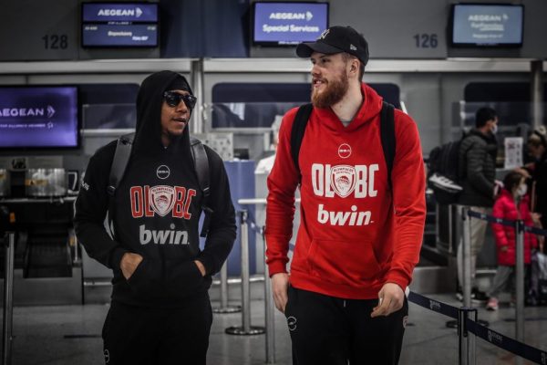 Ολυμπιακός: Οι φωτογραφίες στο αεροδρόμιo και η συνομιλία Παπανικολάου-Γιώργου Αγγελόπουλου (vid)