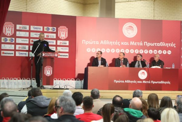 Ο Δήμαρχος Πειραιά Γιάννης Μώραλης βραβεύτηκε από τις Ακαδημίες του Ερασιτέχνη Ολυμπιακού