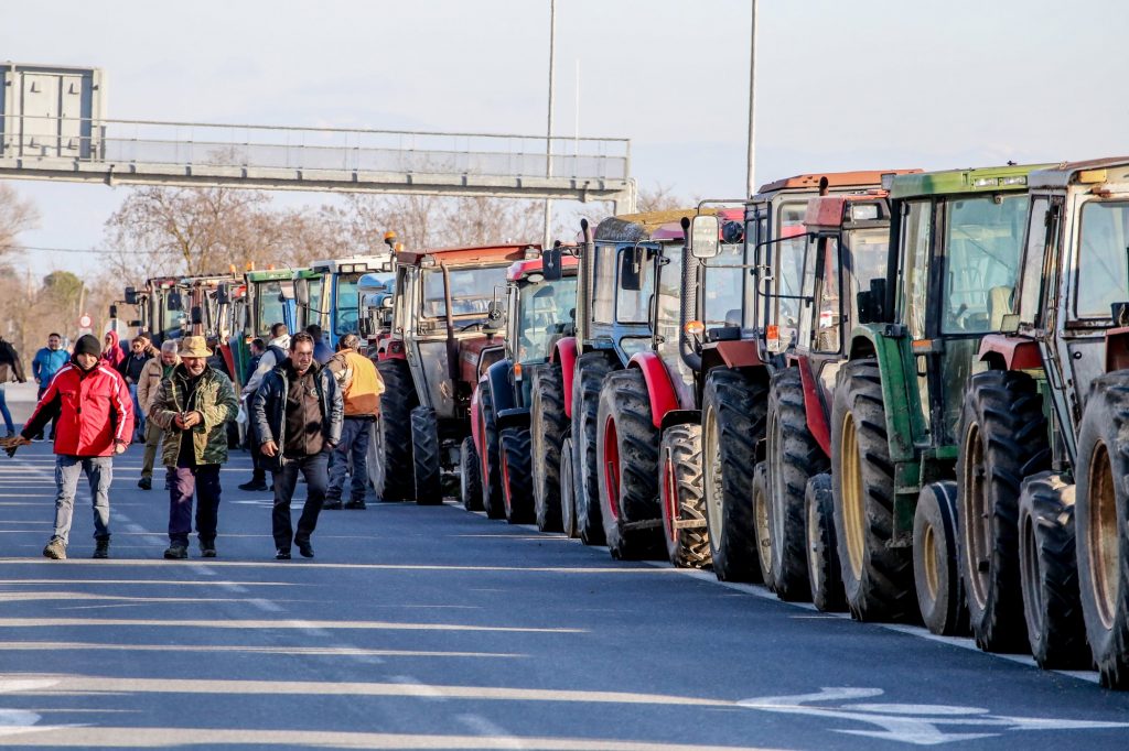 Ενισχύουν τα μπλόκα οι αγρότες της Θεσσαλίας