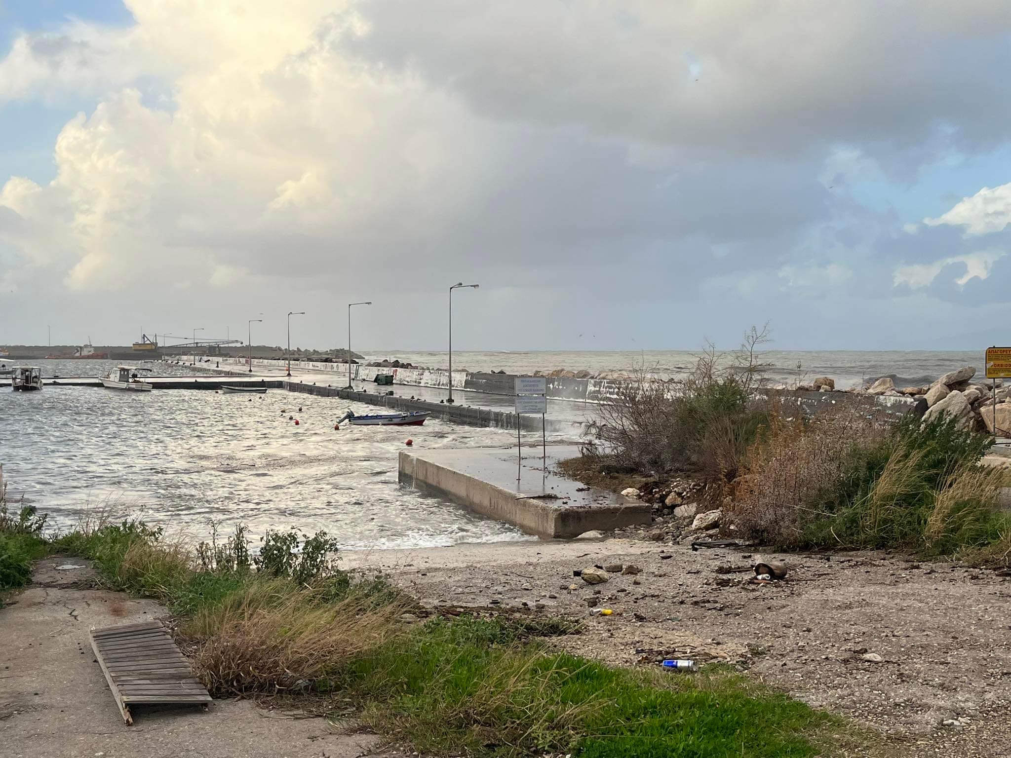 Κυπαρισσία: Κύματα παρέσυραν και έπνιξαν 66χρονη Γερμανίδα στο λιμάνι