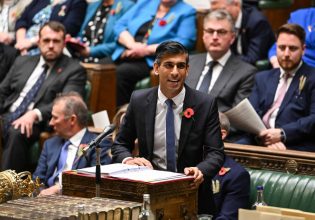 Βρετανία: Παραιτήθηκαν δύο αντιπρόεδροι των Τόρις – Αψήφησαν τη γραμμή Σούνακ για το ν/σ «Ρουάντα»