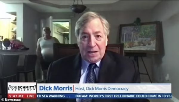 Απίθανο βίντεο – Ημίγυμνος άνδρας εμφανίστηκε σε live σύνδεση με πολιτικό αναλυτή