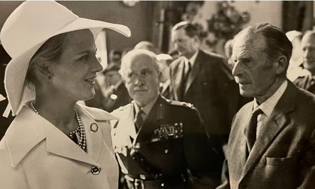 Δανία: Η άγνωστη ιστορία με τη βασιλική οικογένεια – Ο Βρετανός στρατιωτικός και το άλογο «Μικρός Αδελφός»