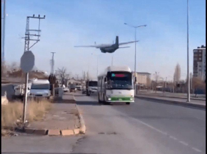 Σοκαριστικό βίντεο - Η στιγμή που αεροπλάνο πέρασε ξυστά από αυτοκίνητο