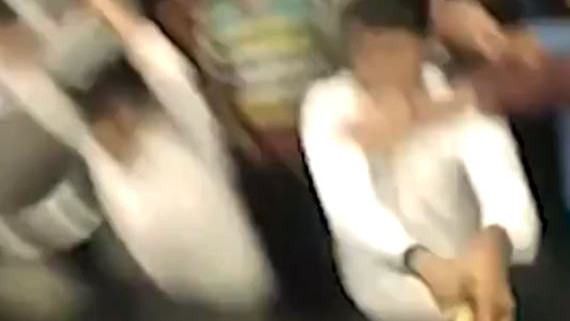 Ινδία: Σερβιτόροι και πελάτες μετέτρεψαν εστιατόριο σε ρινγκ – Ξύλο με κοντάρια και καρέκλες