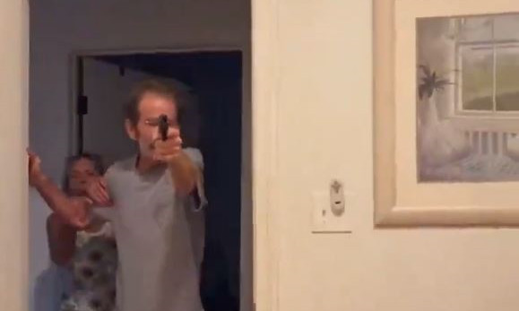 ΗΠΑ: Βίντεο που «παγώνει» το αίμα - Άνδρας πυροβολεί τον γιο της συντρόφου του επειδή του αντιμίλησε