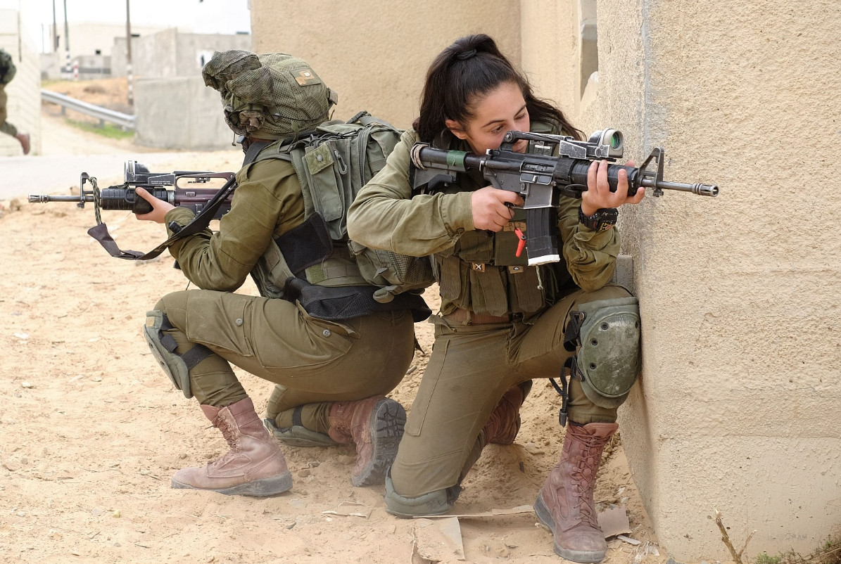 Οι γυναίκες του Ισραήλ πήραν τα όπλα τους – Πολεμούν στην πρώτη γραμμή στη Γάζα