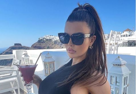 Έχει ξοδέψει 94.000 ευρώ σε πλαστικές – Έχει υπερμεγέθη στήθη και δεν βρίσκει ρούχα