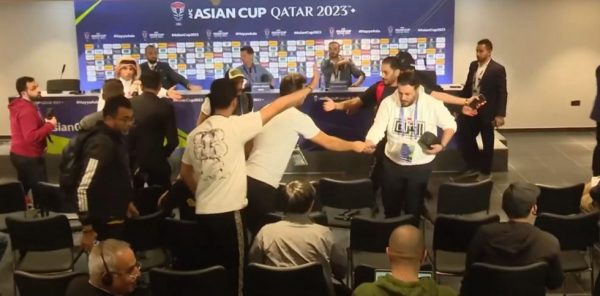 Χαμός: Επίθεση δημοσιογράφων στον προπονητή του Ιράκ στη συνέντευξη Τύπου μετά τον αποκλεισμό (vid)