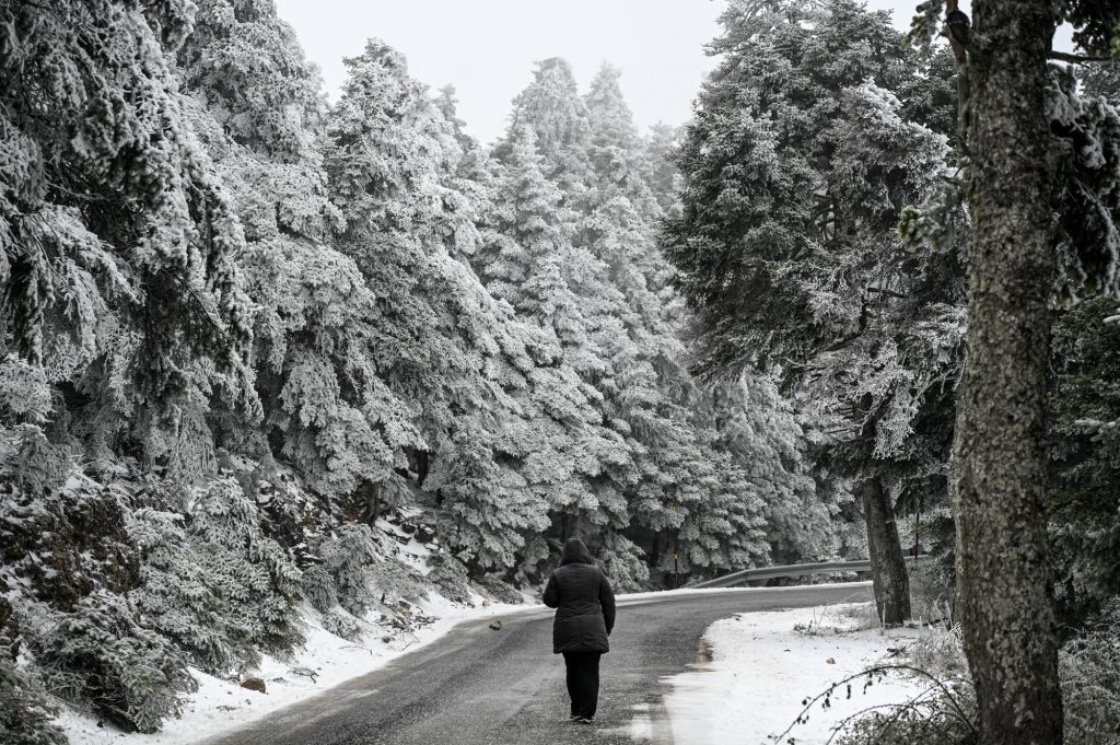 Κακοκαιρία: Ξεκίνησε η επέλαση του χιονιά – Έκλεισε ο δρόμος από το ύψος του τελεφερίκ [Χάρτες]