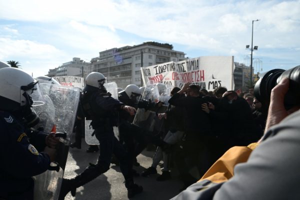Ένταση και χημικά στο συλλαλητήριο για τα μη κρατικά πανεπιστήμια – Έκλεισαν δρόμοι