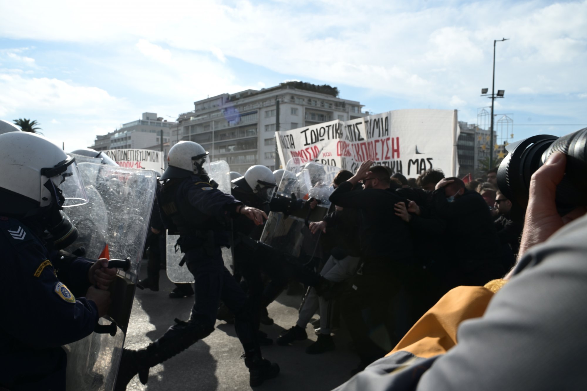 Ένταση και χημικά στο συλλαλητήριο για τα μη κρατικά πανεπιστήμια - Έκλεισαν δρόμοι