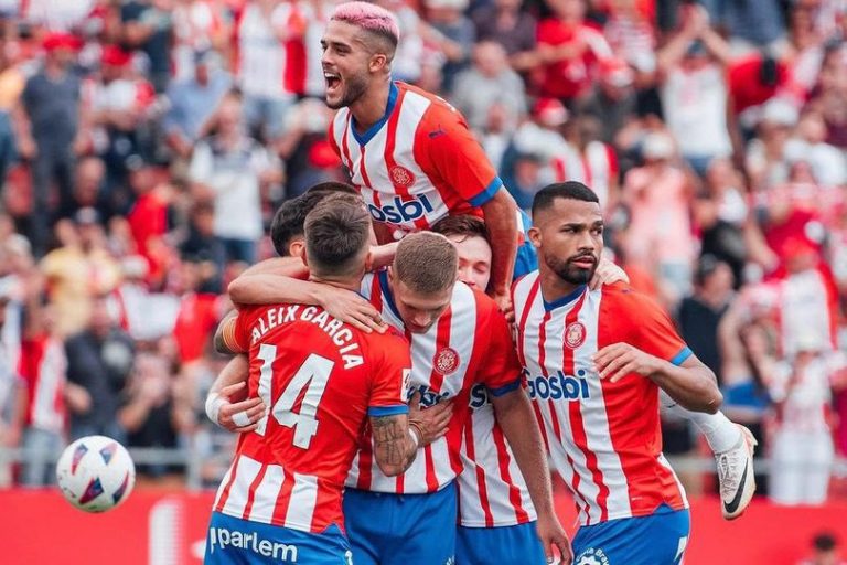 Ασταμάτητη η Χιρόνα: Σπάει το ένα ρεκόρ μετά το άλλο (pics)