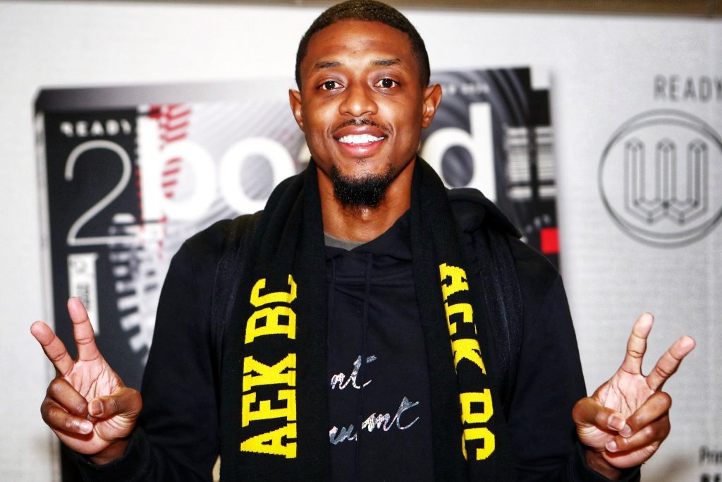 Στην Αθήνα για την ΑΕΚ ο Μπράντον Νάιτ (vids+pics)