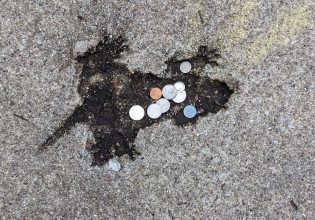 Σικάγο: Μυστήριο με «ποντικότρυπα» που έγινε viral – Έπεσε αρουραίος από τον ουρανό;