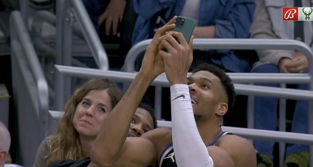 Έπος: O Αντετοκούνμπο σκανάρει κωδικό για δωρεάν κοτόπουλο κατά τη διάρκεια του αγώνα (pic)