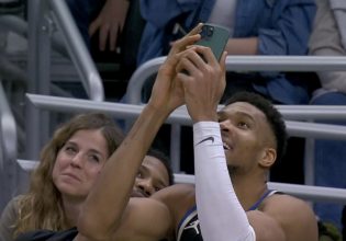 Έπος: O Αντετοκούνμπο σκανάρει κωδικό για δωρεάν κοτόπουλο κατά τη διάρκεια του αγώνα (pic)