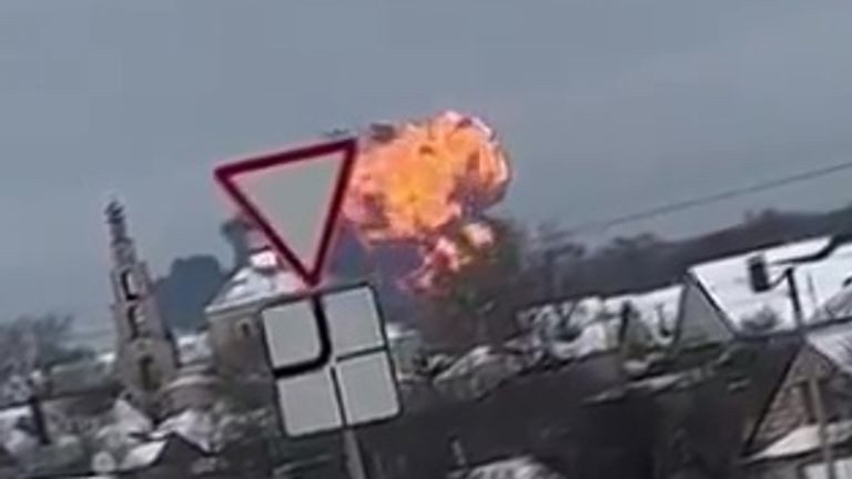 Κατάρριψη μεταγωγικού στη Ρωσία: Βίντεο με την επιβίβαση των Ουκρανών αιχμαλώτων έδωσε η Μόσχα