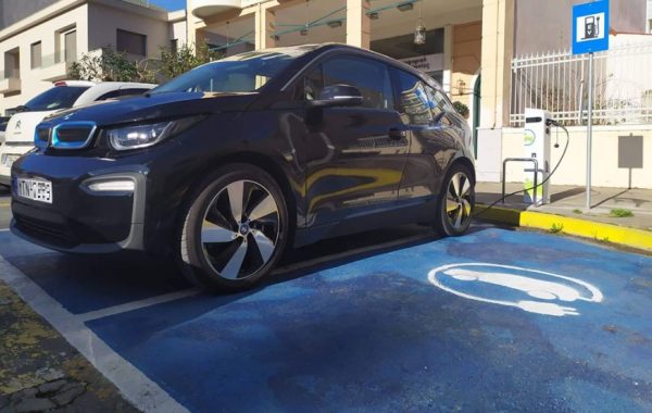 Ποιο είναι το πρόστιμο για όποιον παρκάρει συμβατικό αυτοκίνητο σε θέση φόρτισης ηλεκτρικού