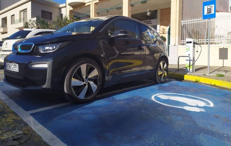 Ποιο είναι το πρόστιμο για όποιον παρκάρει συμβατικό αυτοκίνητο σε θέση φόρτισης ηλεκτρικού