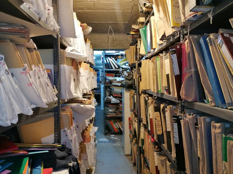 Απογοήτευση δημάρχου Παλλήνης για τον χώρο που φυλάσσεται το αρχείο στην Πολεοδομία