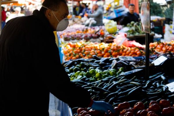 Στο πλευρό των ανθρώπων των λαϊκών αγορών ο Απόστολος Τζιτζικώστας