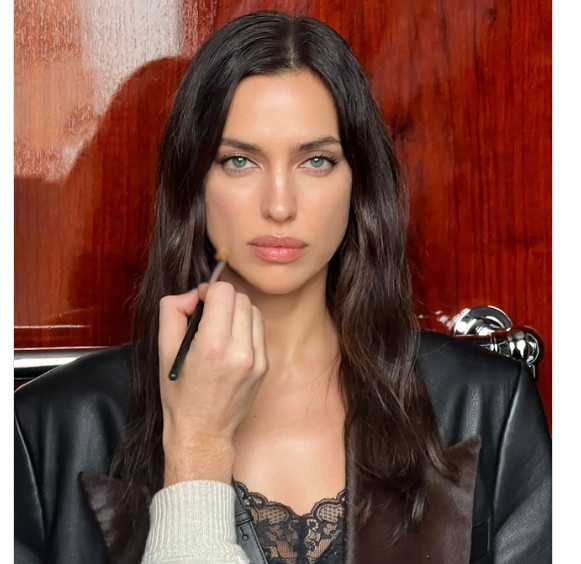 Ιρίνα Σάικ: Η σέξυ φωτογραφία της μπροστά από τον καθρέφτη