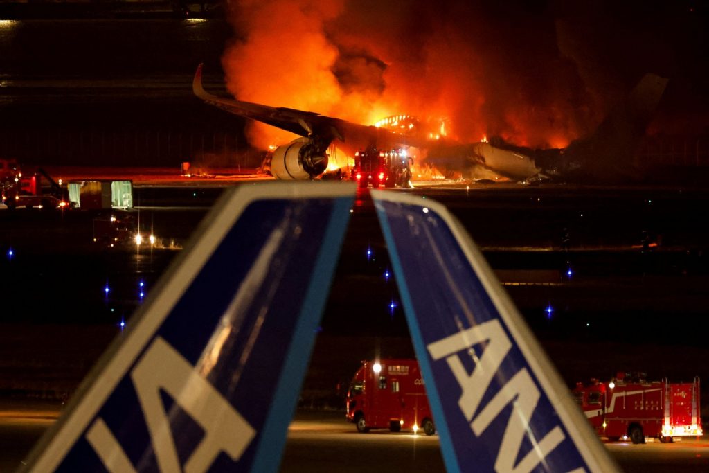 Σε άμορφη μάζα σιδερικών μετατράπηκε το φλεγόμενο αεροσκάφος της Japan Airlines