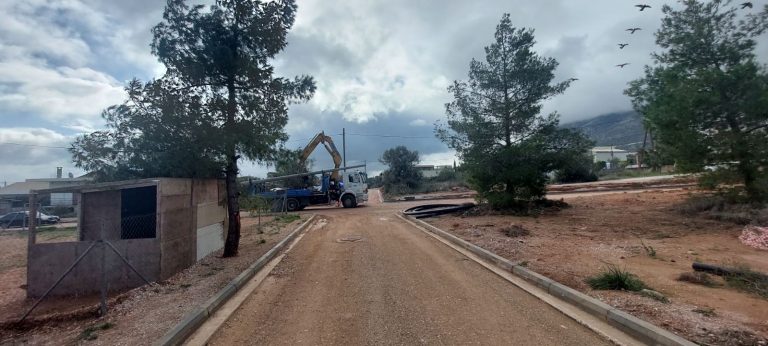 Δήμος Παιανίας: Απομακρύνθηκαν επικίνδυνες κολώνες ηλεκτροδότησης