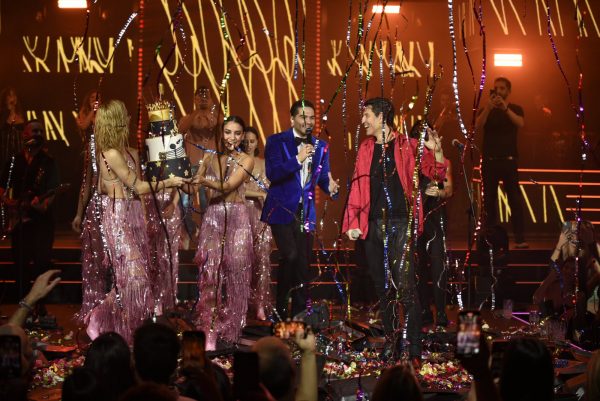 Γενέθλια στη σκηνή για τον Σάκη Ρουβά – Η έκπληξη από τον Χρήστο Μάστορα και η εντυπωσιακή τούρτα!