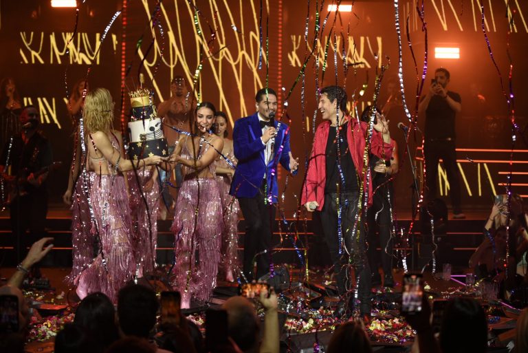 Γενέθλια στη σκηνή για τον Σάκη Ρουβά – Η έκπληξη από τον Χρήστο Μάστορα και η εντυπωσιακή τούρτα!